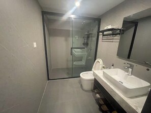 Shower, free toiletries, hair dryer, towels - Origin Hotel  (Chengdu)