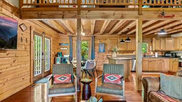 Smart TV, chimenea, futbolito y libros