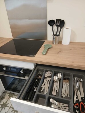 Frigorífico, microondas, horno y placa de cocina