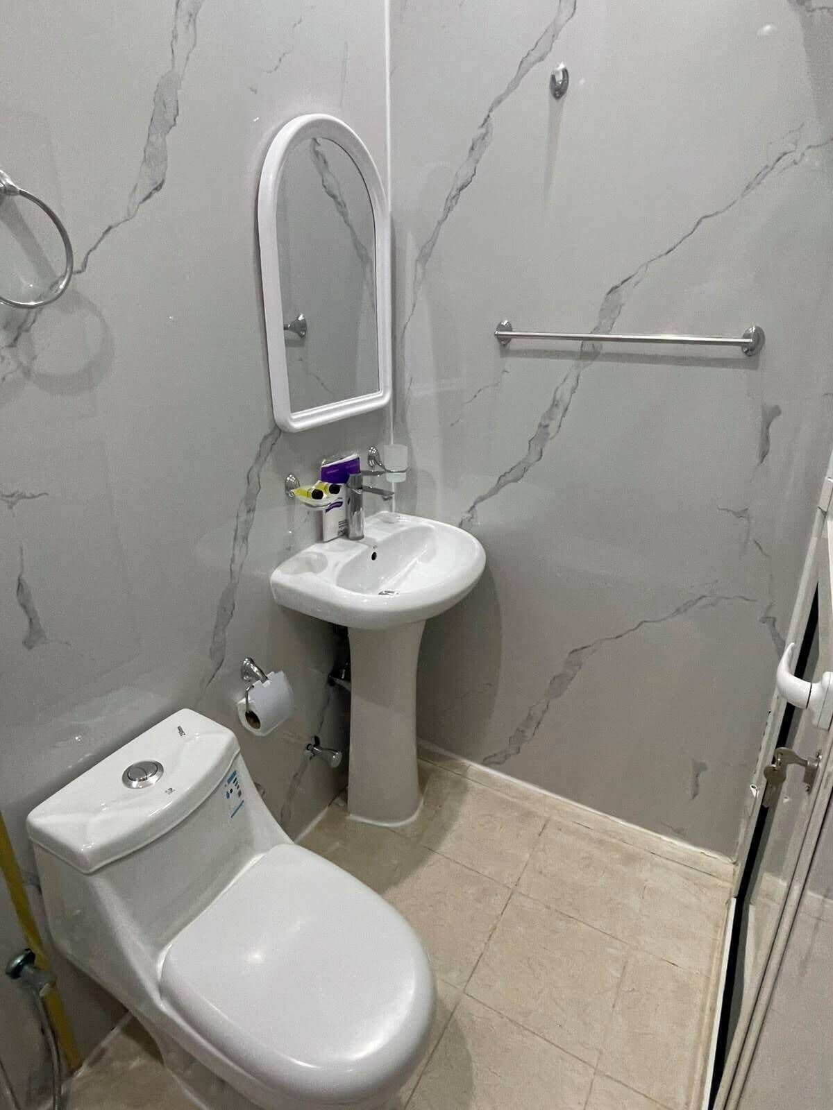 Ducha, toallas, jabón y champú