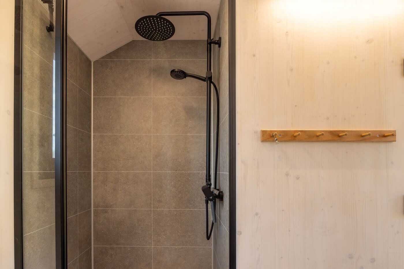 Een douche, een haardroger, handdoeken