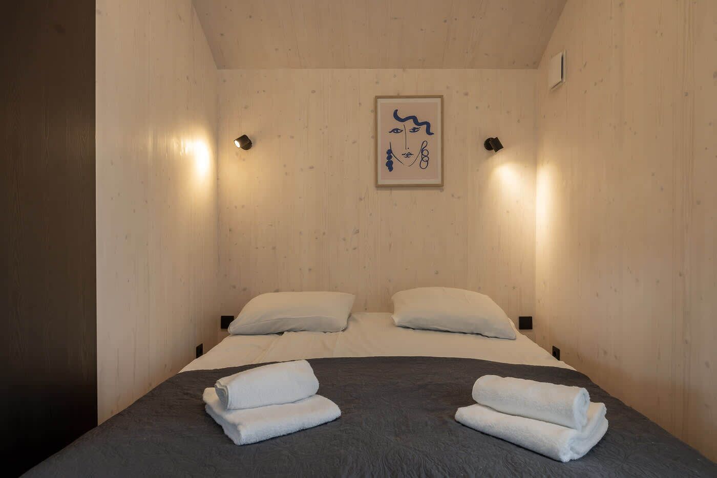 WiFi, bed sheets