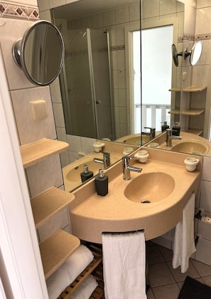 Een douche, een haardroger, handdoeken, zeep