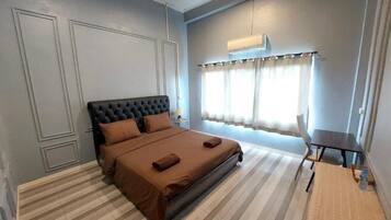 Quarto casal básico, vista para a cidade | Cortinas blackout, quartos à prova de som, Wi-Fi de cortesia