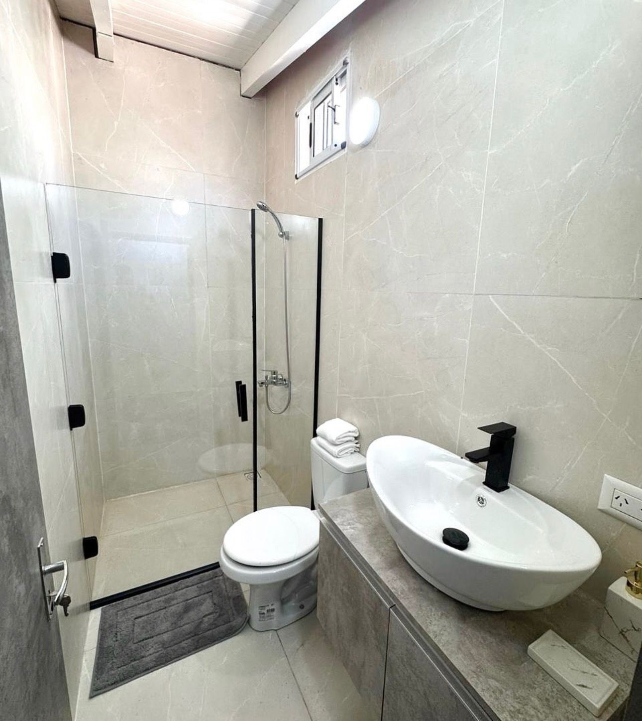 Dusche, Haartrockner, Handtücher, Seife