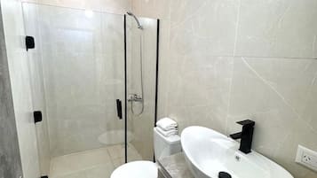 Dusche, Haartrockner, Handtücher, Seife