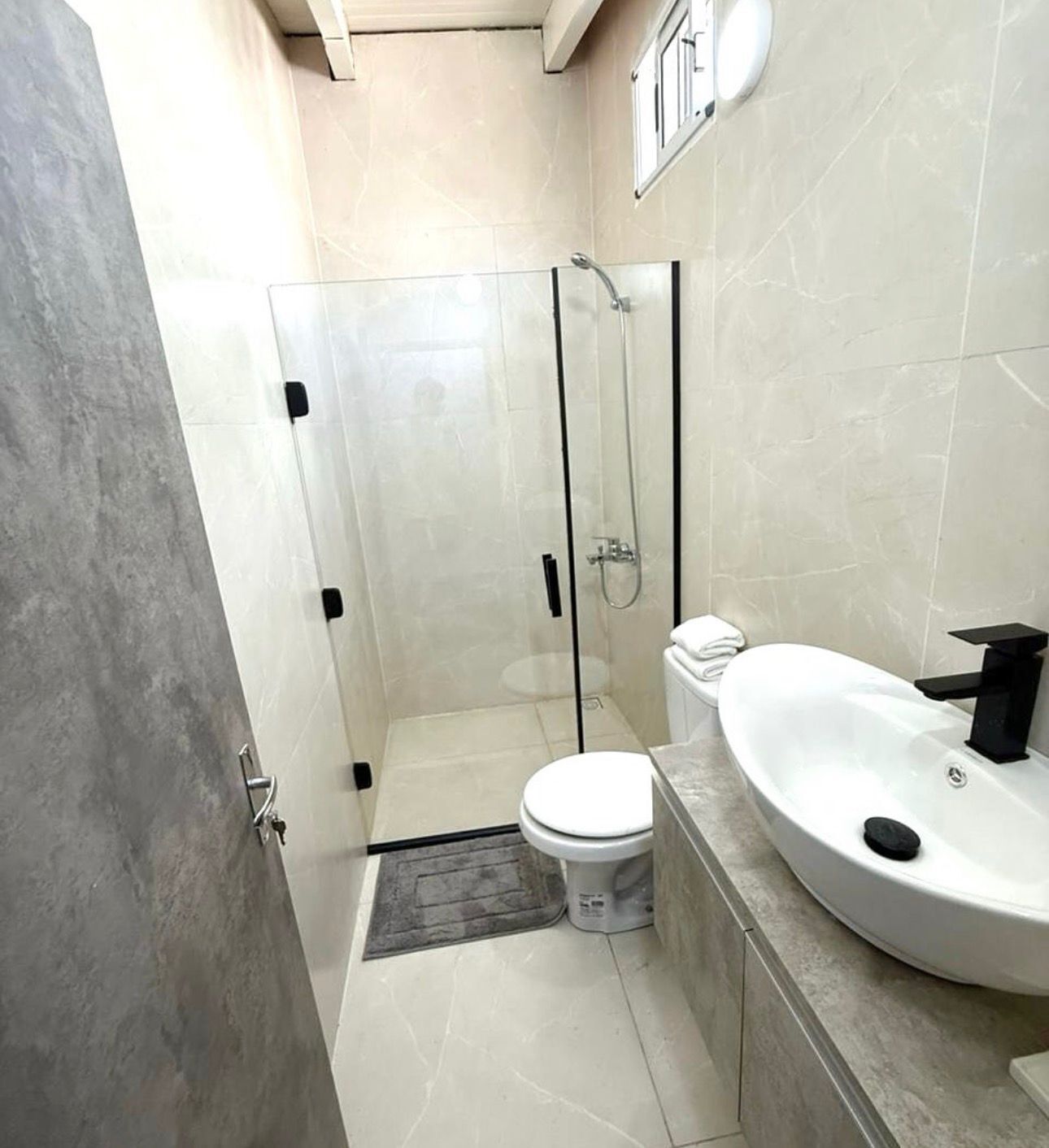 Een douche, een haardroger, handdoeken, zeep