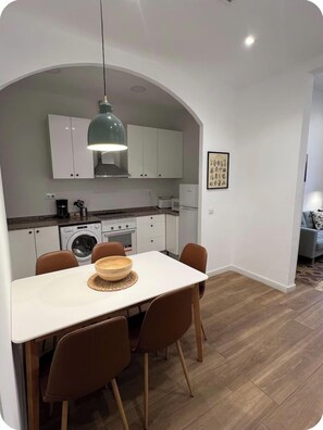 Frigorífico, microondas, horno y placa de cocina