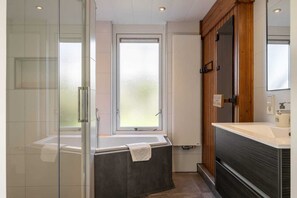 Shower, hair dryer, towels - Holiday home with sauna in Kamperland | Cardium 37 (Kamperland)