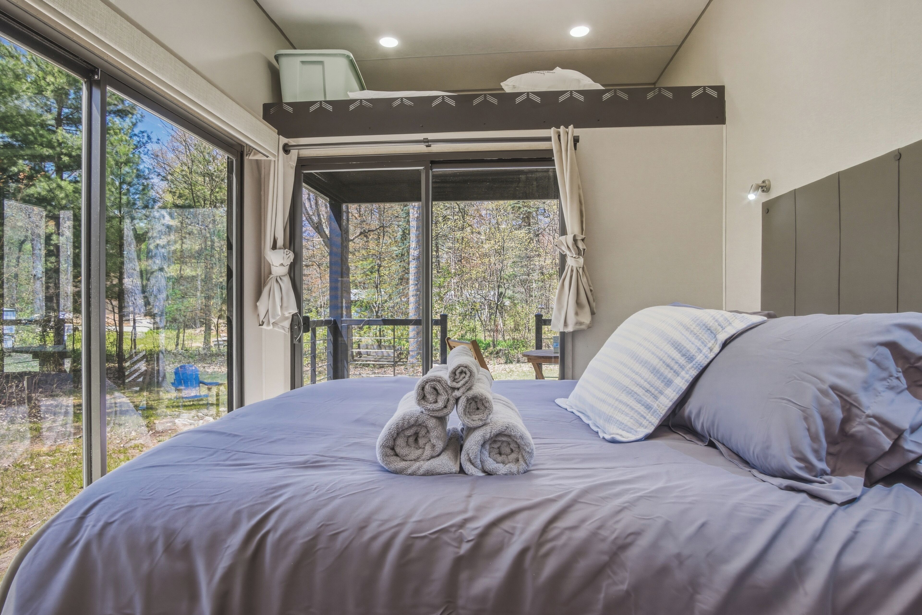 2 bedrooms, desk, WiFi, bed sheets