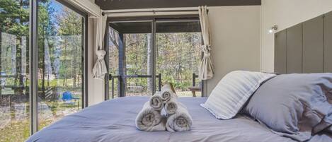 2 bedrooms, desk, WiFi, bed sheets