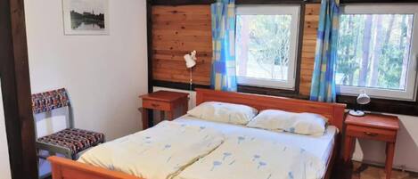 House | 6 bedrooms, iron/ironing board, individually furnished, bed sheets