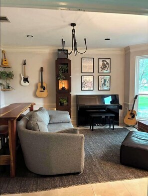 TV - 4BR Plano Home with Pool & Backyard Oasis (Plano)