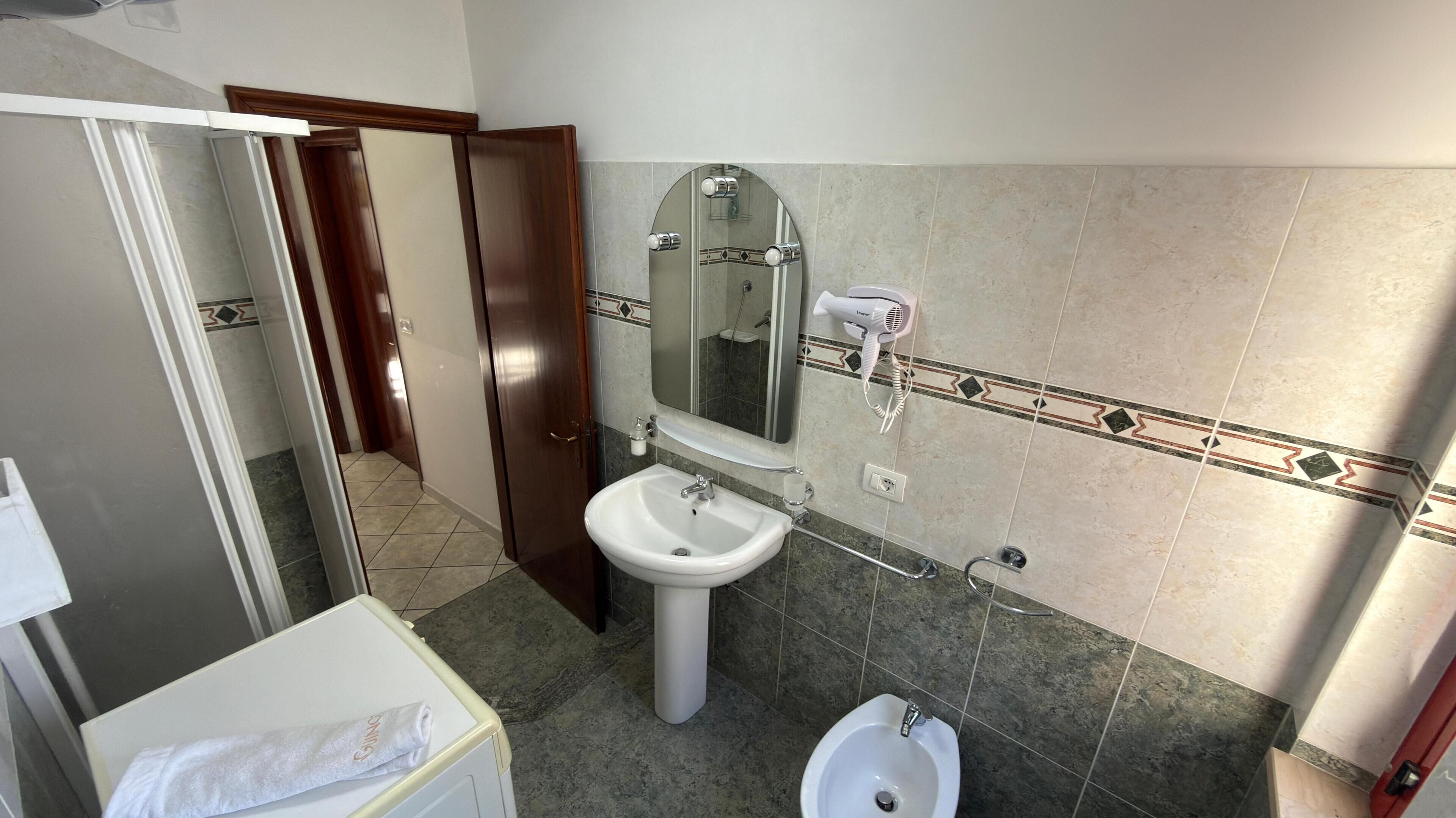 Douche, sèche-cheveux, bidet, serviettes fournies
