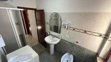 Douche, sĂšche-cheveux, bidet, serviettes fournies
