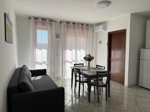 Living area - Vrbo Property (Reggio Calabria)