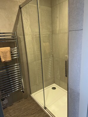 Dusche, Haartrockner, Handtücher, Seife