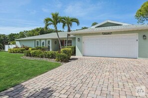 Exterior - 3bed/2bath heated pool home in Bradenton near IMG and AMI! (Bradenton)