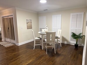 Dining - 3bed/2bath heated pool home in Bradenton near IMG and AMI! (Bradenton)