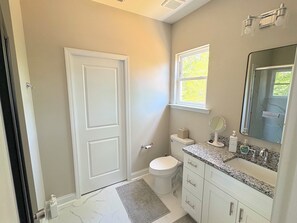 Bathroom - Quiet 2BR Family Escape near LKN (Denver)