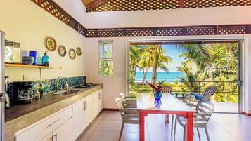 Coffee/tea maker, fridge, microwave, stovetop