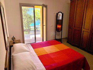 Internet, bed sheets - In relaxation looking at the sea, with pool (Finale Ligure)