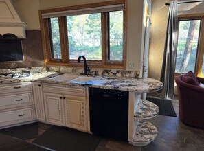 Private kitchen - Luxury Swiss Manor on Mount Elden - 2250sq ft / 3 Bed & 2 Bath / Mtn Views (Flagstaff)