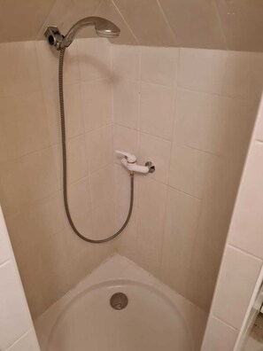 Shower, towels, soap, toilet paper - Vrbo Property (Sassetot-le-Mauconduit)