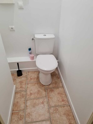 Shower, towels, soap, toilet paper - Vrbo Property (Sassetot-le-Mauconduit)