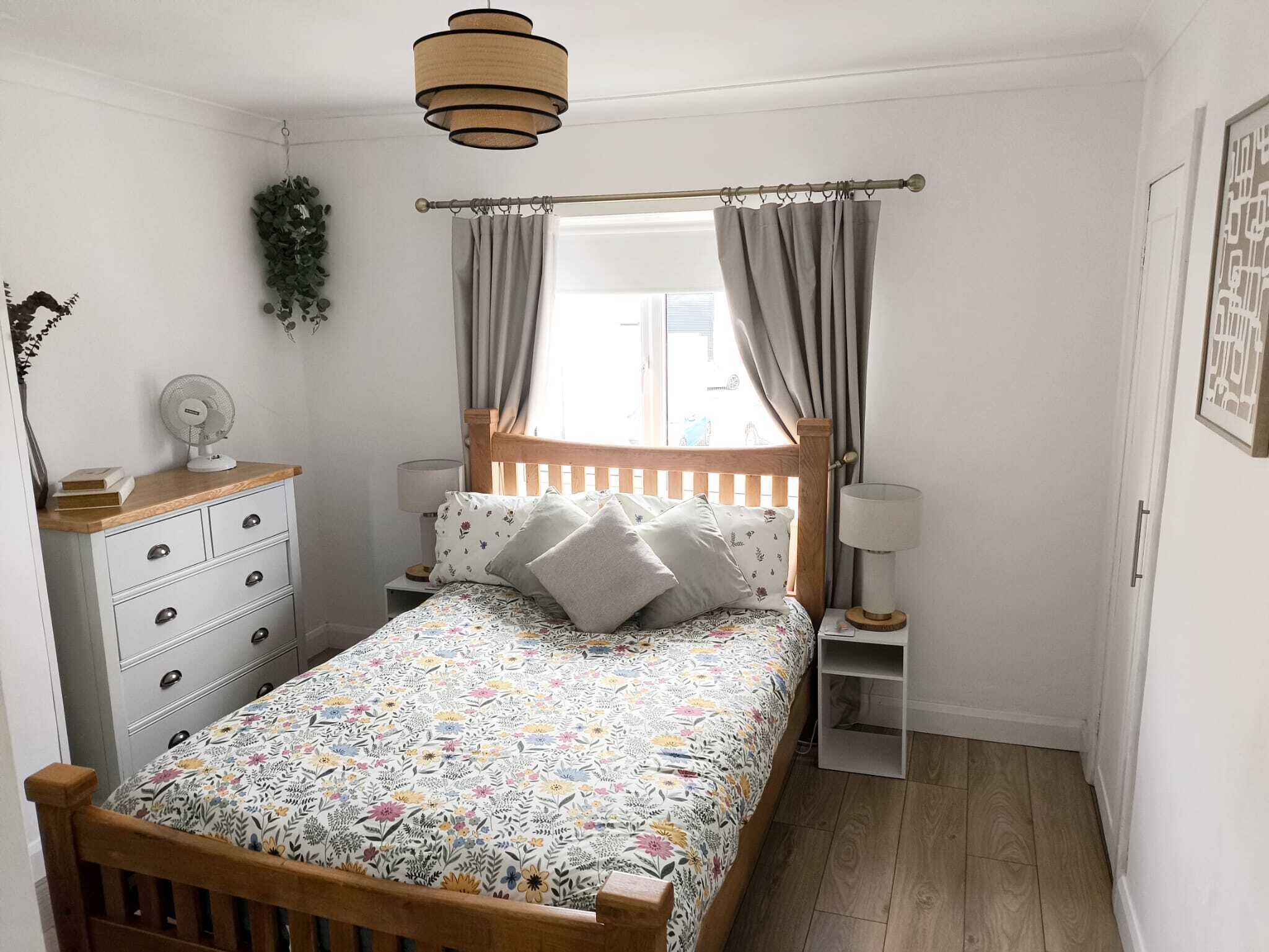 3 habitaciones, tabla de planchar con plancha y cuna de viaje 