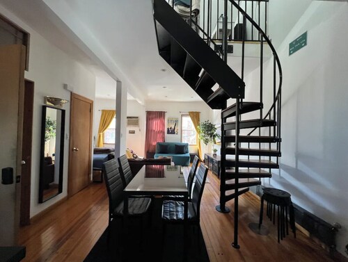 Charming Woodside Loft , 5 Beds, Minutes to Manhattan