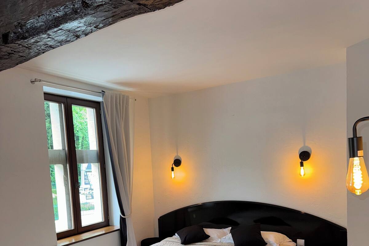 Dobbeltrom – comfort | Safe på rommet, skrivebord og wi-fi (inkludert)