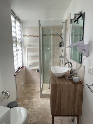 Comfort-Doppelzimmer | Badezimmer | Badewanne, kostenlose Toilettenartikel, Haartrockner, Handtücher