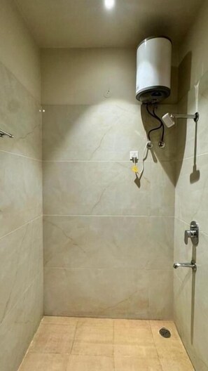Hausschuhe, Handtücher, Seife, Shampoo