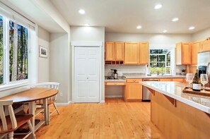 Private kitchen - Marvelous 3-bedroom house with AC in Port Orchard located minutes from Wye Lake. (Port Orchard)