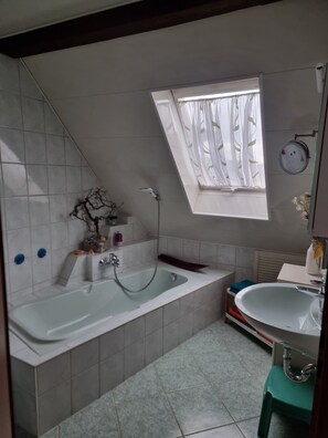 Bathroom - Vrbo Property (Hoyerswerda)