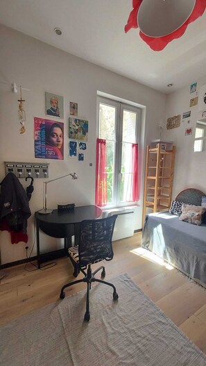A room with a desk, chair, bed, and window with curtains. - Fully-equipped furnished studio - Malakoff, ideal for training/professional assignment, 3 weeks min. (Malakoff)