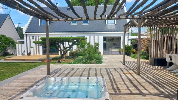 Terrace/patio - Vrbo Property (Ambon)