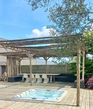 Outdoor dining - Vrbo Property (Ambon)