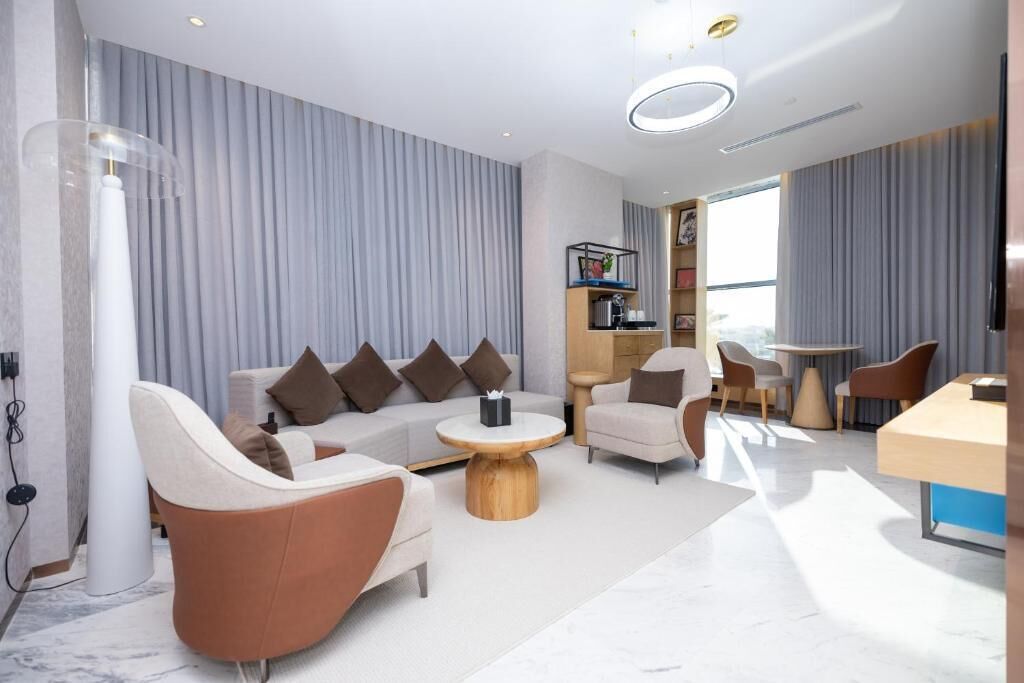 Family Suite, City View | Living area