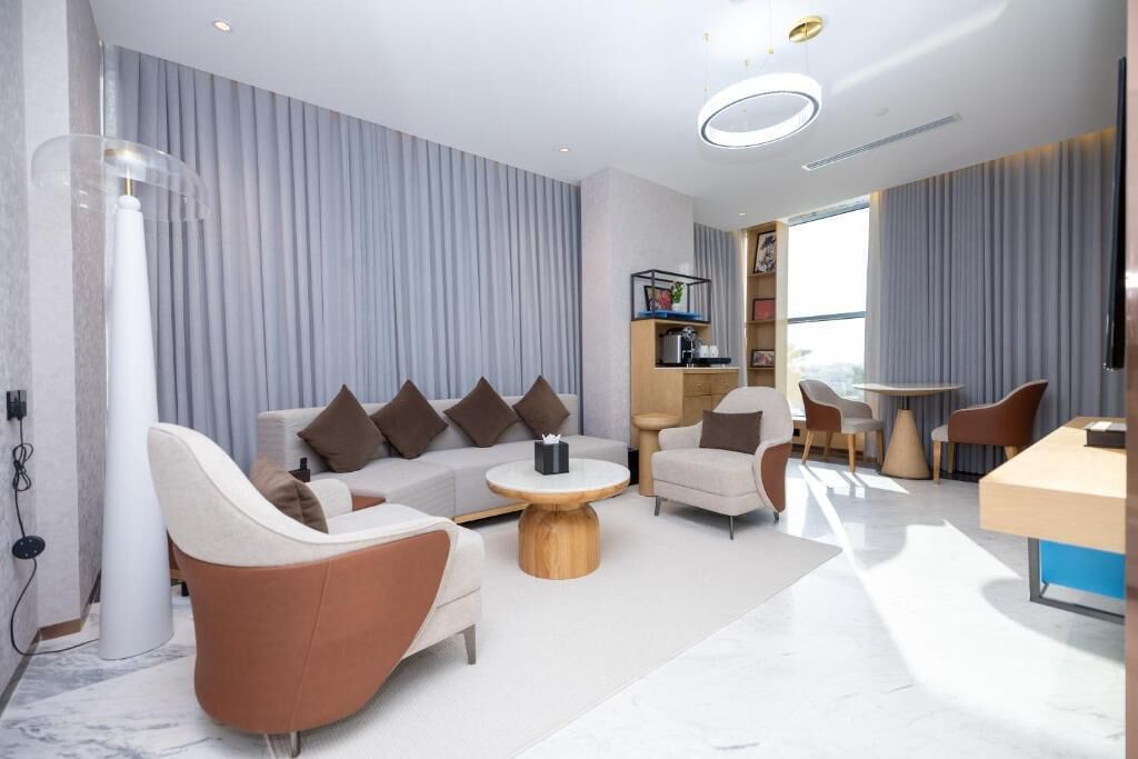 Family Suite, City View | Living area