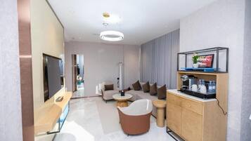 Family Suite, City View | Living area