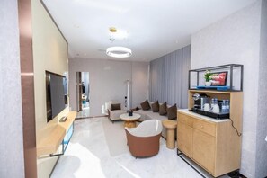 Family Suite, City View | Living area