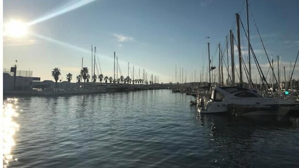 A marina with boats docked, calm water, and a clear sky. - Cosy aparment 200 meters from the beach (Vilanova i la Geltrú)