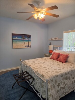 Iron/ironing board, Internet, bed sheets - Cozy Retreat! 2-bedroom apartment in Daytona Beach (Daytona Beach)