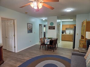 Living area - Cozy Retreat! 2-bedroom apartment in Daytona Beach (Daytona Beach)