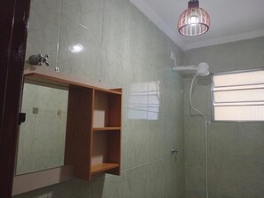 Dusche, Haartrockner, Seife, Toilettenpapier