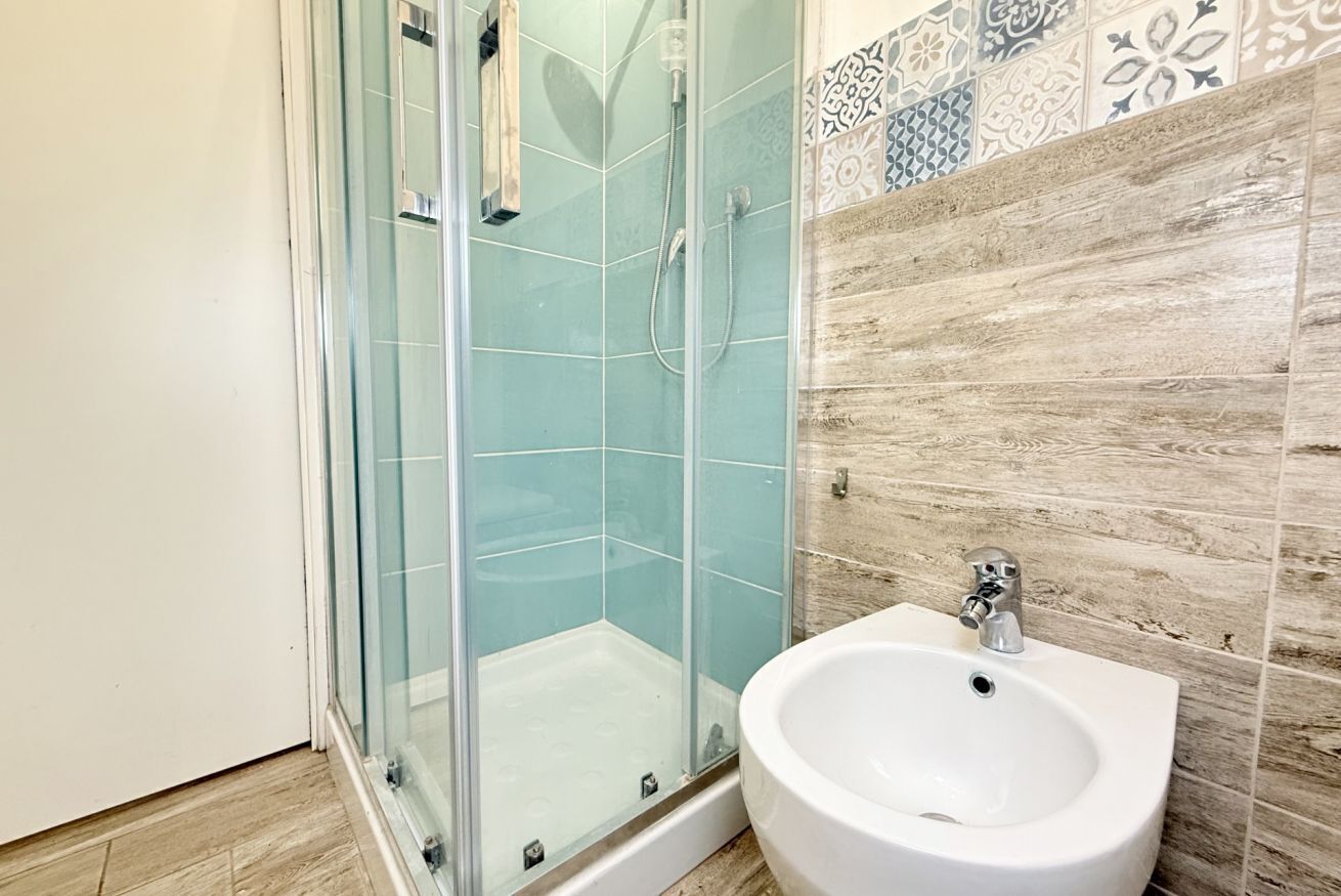 Bidet, towels