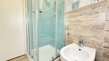 Bidet, towels