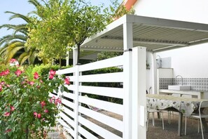 Outdoor dining - M463 – Marcelli, one-bedroom apartment with courtyard (Numana)